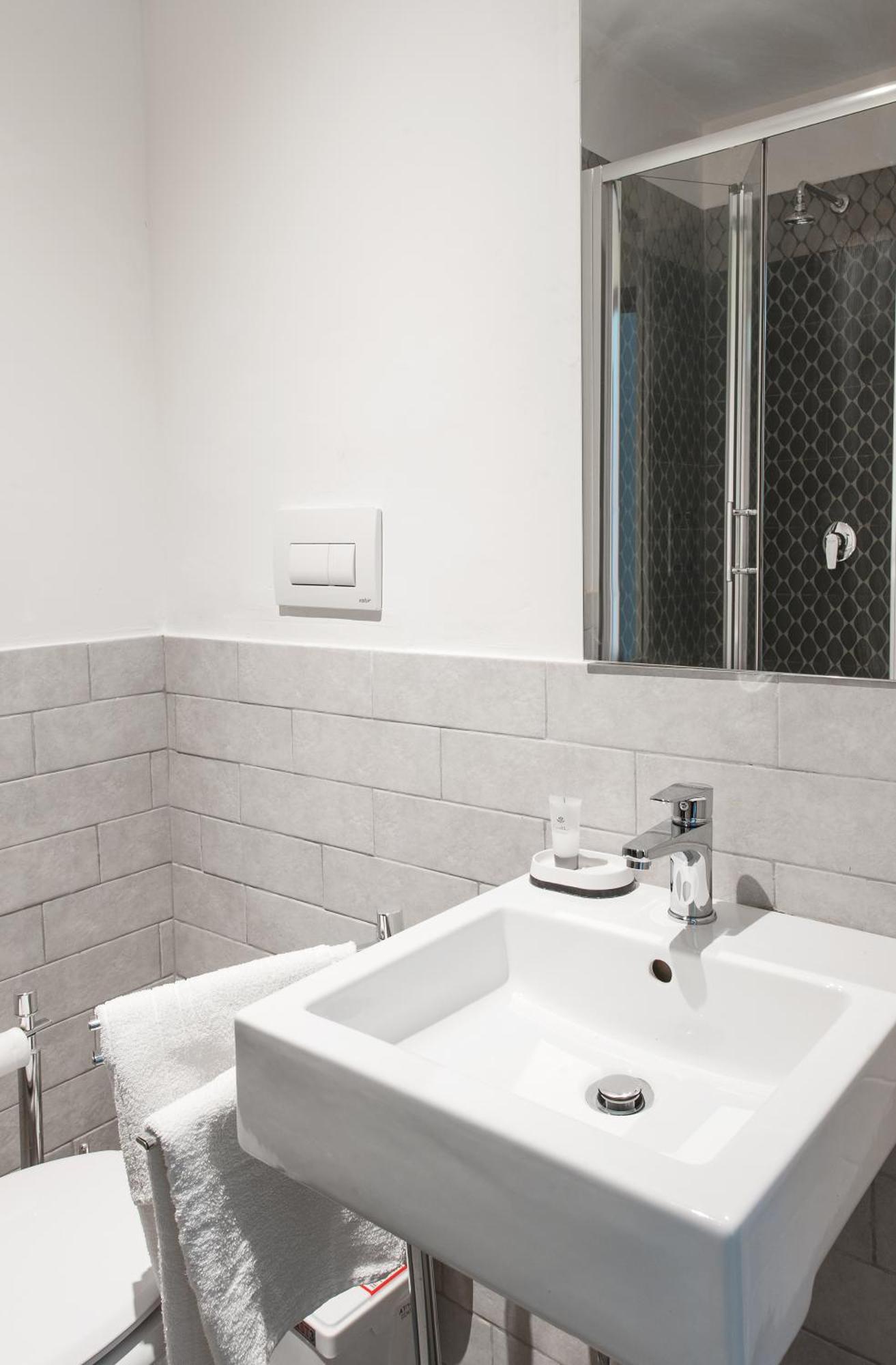 Single Room Bathroom,823054862:JPEG